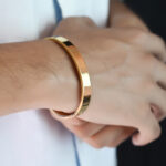 Luxury masculine gold bracelet with secure side hinge